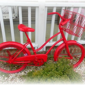 A Recycled Bike Gets A New Life as Garden Decor