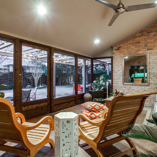 Idee per un portico design di medie dimensioni e dietro casa con un portico chiuso, lastre di cemento e un tetto a sbalzo