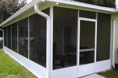 Mittelgroße, Verglaste Veranda hinter dem Haus mit Betonplatten in Orlando
