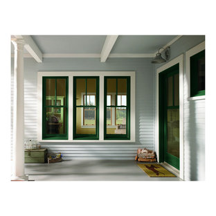 Immagine di un portico stile americano di medie dimensioni e davanti casa con pedane e un tetto a sbalzo