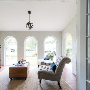 Idee per un piccolo portico mediterraneo davanti casa con un portico chiuso, piastrelle e un tetto a sbalzo