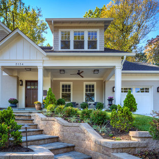 Immagine di un piccolo portico american style davanti casa con un portico chiuso, pavimentazioni in cemento e un tetto a sbalzo