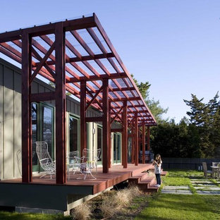 Esempio di un portico industriale con una pergola