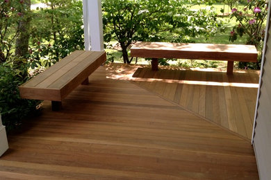 Mittelgroßes Landhaus Veranda im Vorgarten in New York