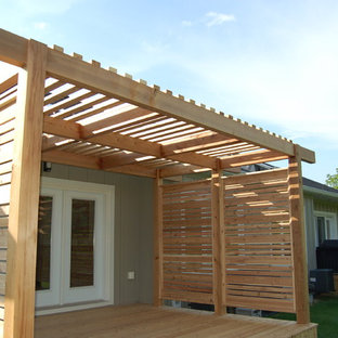 Immagine di un portico etnico di medie dimensioni e dietro casa con pedane e una pergola