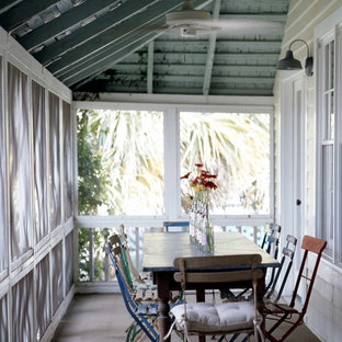 Foto di un portico stile shabby con un tetto a sbalzo e un portico chiuso