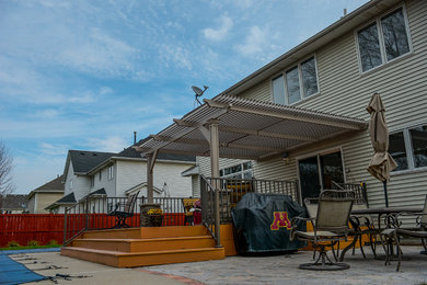 Foto de terraza clásica de tamaño medio en patio trasero con entablado y pérgola