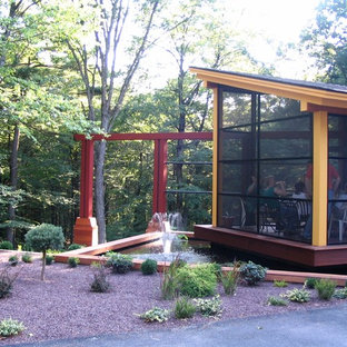 Ispirazione per un piccolo patio o portico moderno davanti casa con un portico chiuso e una pergola