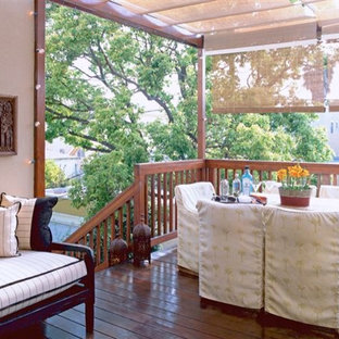 Foto di un portico bohémian di medie dimensioni e dietro casa con un portico chiuso, pedane e una pergola