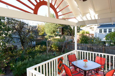 Diseño de terraza de estilo americano pequeña en patio trasero y anexo de casas