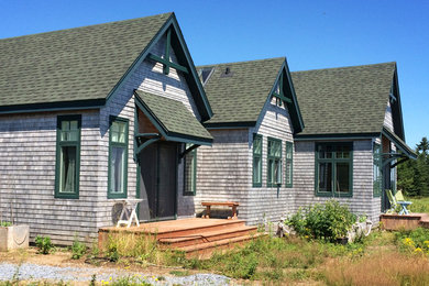 Ejemplo de terraza de estilo americano pequeña en patio trasero y anexo de casas con huerto y entablado