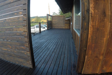 This is an example of a modern front porch design in Seattle with decking.