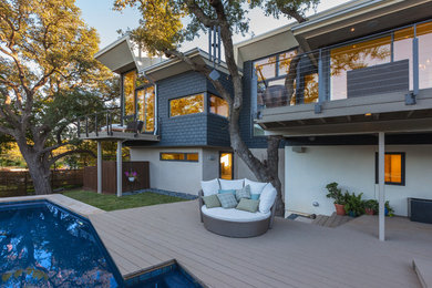 Idées déco pour un porche d'entrée de maison contemporain avec une terrasse en bois.