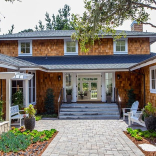 Idee per un grande portico costiero davanti casa con pavimentazioni in cemento
