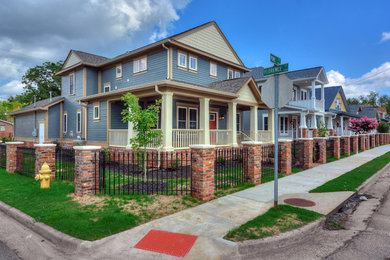 Imagen de terraza de estilo americano de tamaño medio en patio delantero y anexo de casas con adoquines de ladrillo