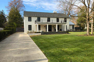 Inspiration for a farmhouse porch remodel in Columbus