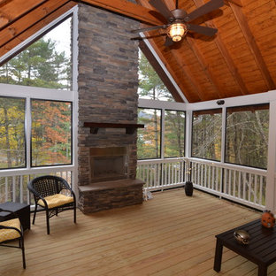 Foto di un portico stile americano davanti casa con un portico chiuso e un tetto a sbalzo