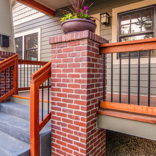 Idee per un portico american style di medie dimensioni e davanti casa con un tetto a sbalzo