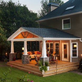 Immagine di un portico stile americano di medie dimensioni e dietro casa con pedane e un tetto a sbalzo