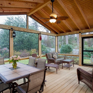 Idee per un grande portico chic dietro casa con un portico chiuso, pedane e un tetto a sbalzo