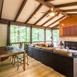 Ispirazione per un grande portico stile americano dietro casa con un portico chiuso e un tetto a sbalzo