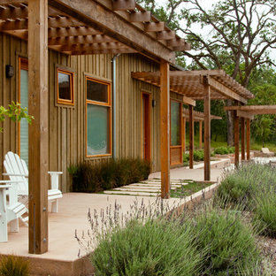 Foto di un portico stile rurale dietro casa con una pergola