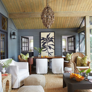 Esempio di un grande patio o portico country dietro casa con un portico chiuso e un tetto a sbalzo