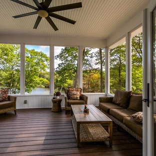 Esempio di un piccolo portico stile americano dietro casa con un portico chiuso, pedane e un tetto a sbalzo