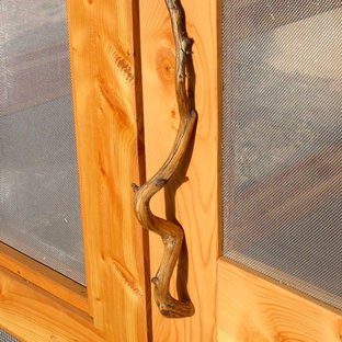 Ispirazione per un portico eclettico dietro casa