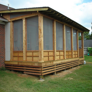 Idee per un portico stile rurale di medie dimensioni e dietro casa con un portico chiuso, pedane e un tetto a sbalzo