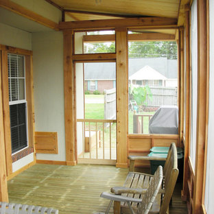 Idee per un portico rustico di medie dimensioni e dietro casa con un portico chiuso, pedane e un tetto a sbalzo