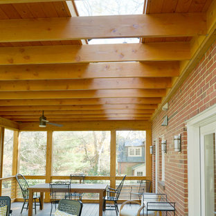 Immagine di un portico minimalista di medie dimensioni e dietro casa con un portico chiuso