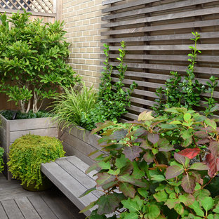 Foto di un patio o portico chic con pedane