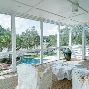 Immagine di un portico stile marinaro di medie dimensioni e dietro casa con un portico chiuso, pedane e un tetto a sbalzo