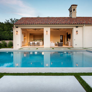 Foto di un grande portico mediterraneo dietro casa con un portico chiuso, pavimentazioni in cemento e un tetto a sbalzo