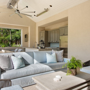 Foto di un grande patio o portico mediterraneo dietro casa con un tetto a sbalzo e piastrelle