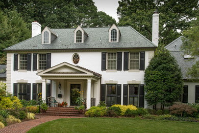 Пример оригинального дизайна: маленькая веранда на переднем дворе в классическом стиле с мощением клинкерной брусчаткой и навесом для на участке и в саду