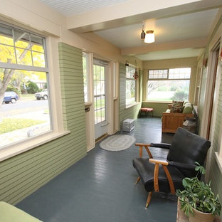 Idee per un portico american style di medie dimensioni e davanti casa con un portico chiuso, pedane e un tetto a sbalzo