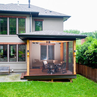 Immagine di un piccolo portico design dietro casa con un portico chiuso e pedane