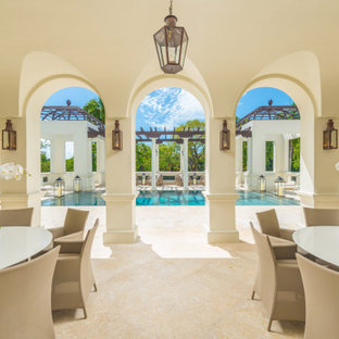 Idee per un ampio portico mediterraneo nel cortile laterale con un tetto a sbalzo