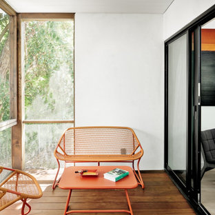 Foto di un portico design con un portico chiuso, un tetto a sbalzo e parapetto in legno
