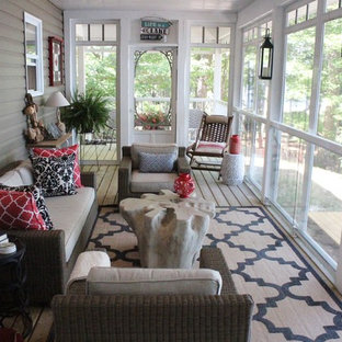 Foto di un portico shabby-chic style di medie dimensioni e davanti casa con un portico chiuso, pedane e un tetto a sbalzo