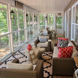 Immagine di un portico stile shabby di medie dimensioni e davanti casa con un portico chiuso, pedane e un tetto a sbalzo