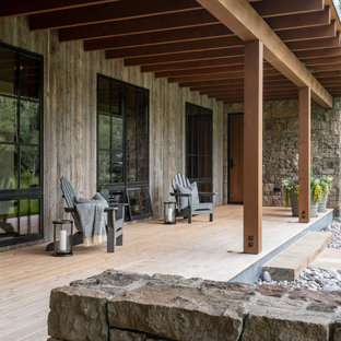 Immagine di un portico country con pedane e un tetto a sbalzo