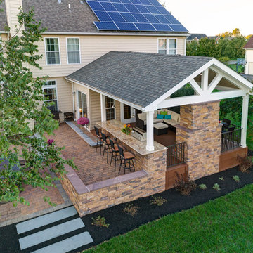 Covered Deck & Outdoor Kitchen (Exterior)