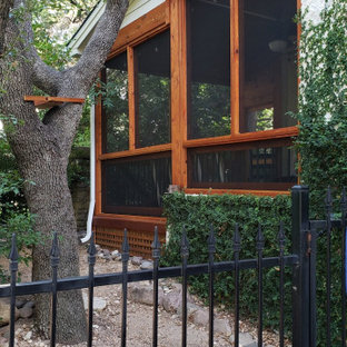 Idee per un portico stile rurale dietro casa con un tetto a sbalzo e parapetto in materiali misti