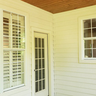 Immagine di un portico rustico dietro casa con un tetto a sbalzo e parapetto in materiali misti