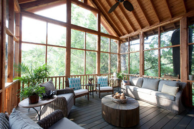 Inspiration pour un porche d'entrée de maison arrière chalet de taille moyenne avec une extension de toiture.