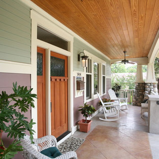 Foto di un portico american style davanti casa con piastrelle e un tetto a sbalzo