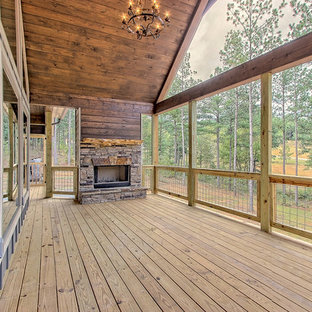 Ispirazione per un portico american style di medie dimensioni e davanti casa con un caminetto, pedane e un tetto a sbalzo
